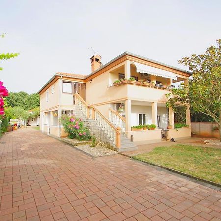 Apartment Pineta In Village Valbandon Exterior foto