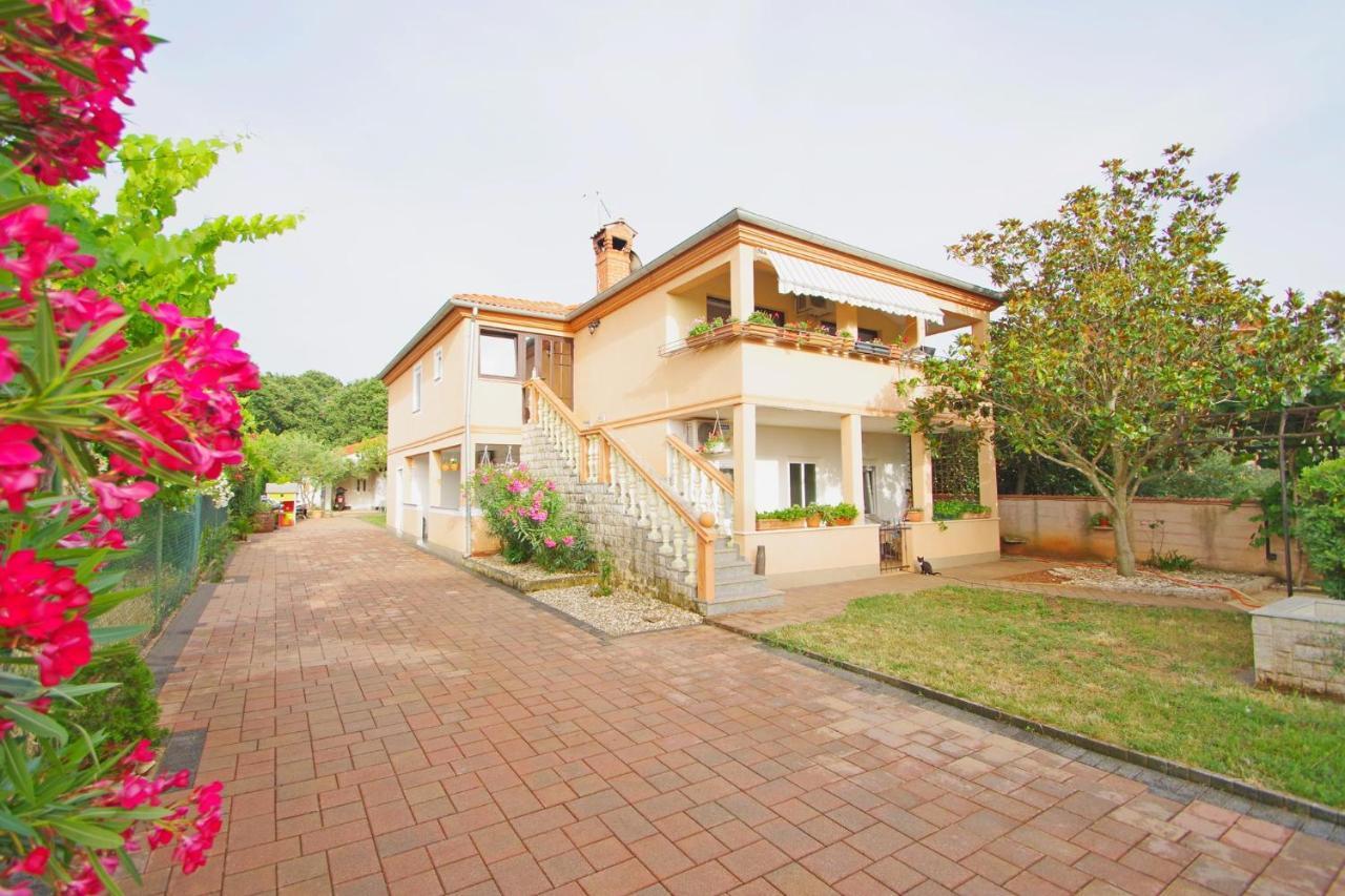 Apartment Pineta In Village Valbandon Exterior foto